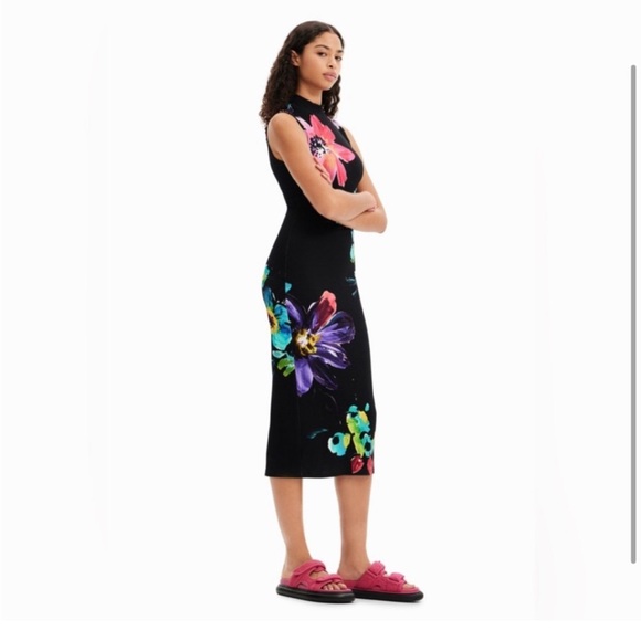 Desigual Floral ribbed midi dress
First picture of Bella Hadid wearing dress. - Picture 5 of 10